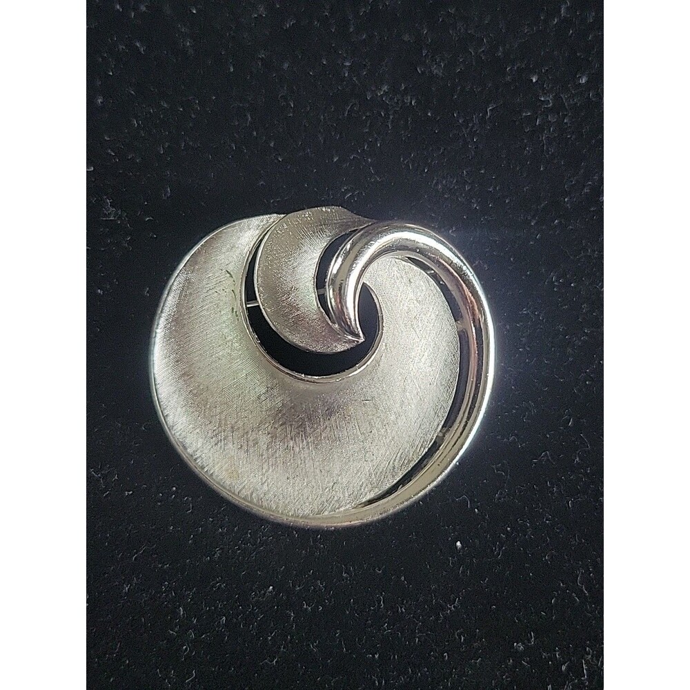 READ Vintage Signed Crown Trifari Matte And Shiny Silvertone Circle Swirl Brooch